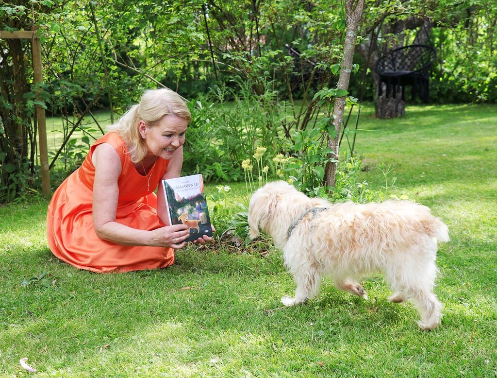 Författare Lina Nyström och hunden Lilo.